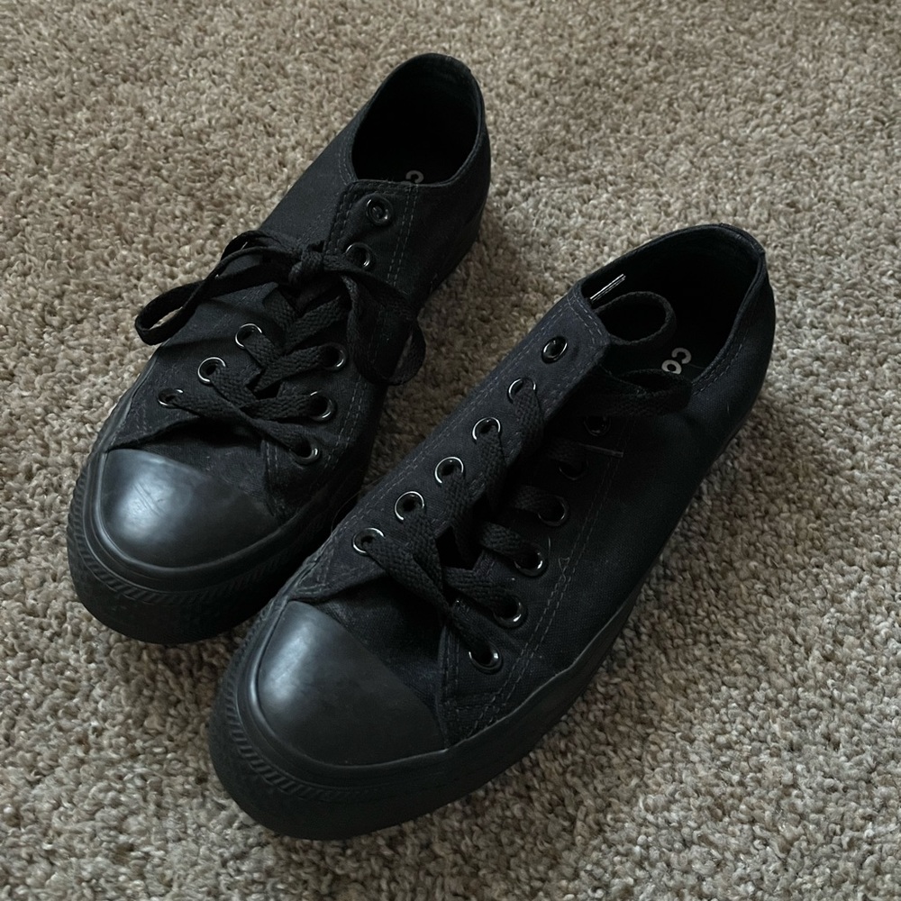 Black monochrome low converse.